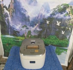 Nồi cơm Panasonic IH 1lit, có ly nước bù ẩm, khô cơm